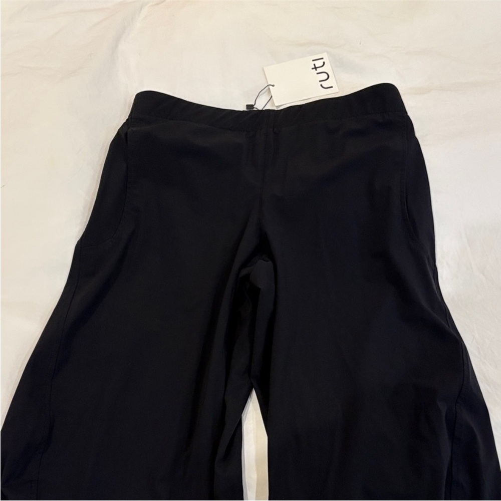 Ruti petite on the loose pants